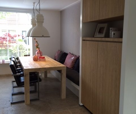 eindresultaat eethoek Esther met kast lampen aan