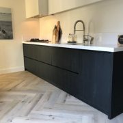 keuken zwart hoogwaardig kunstof houtnerf