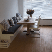 Wandbank inmeten meubels