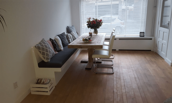 Wandbank inmeten meubels