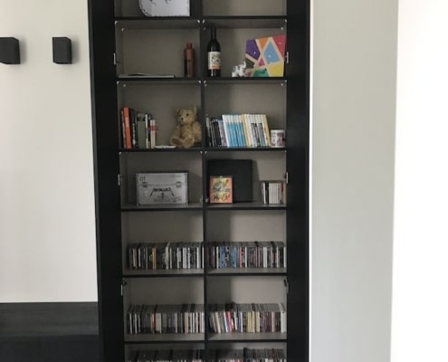 Sander en Mariska.hoge kast bij tv open hoge kast bij tv open