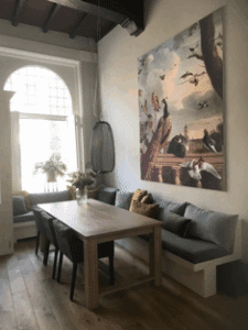 Kussen op wandbank