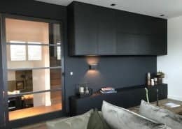 Zwarte wandkast woonkamer