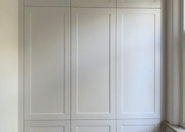 Maatwerk speelgoedkast met werkbureau