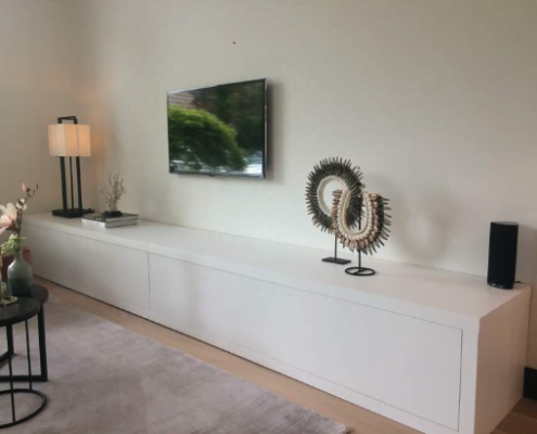 TV kast in wit gespoten eiken fineer TV kast in wit gespoten eiken fineer