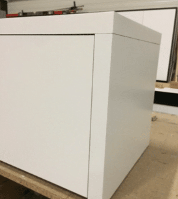 Gegrondeerde MDF gespoten of afgelakt in verstek gezaagd: bruine binnendrager niet zichtbaar Gegrondeerde MDF gespoten of gelakt in verstek gezaagd