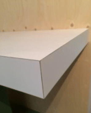 Gemelamineerde MDF in versterk gezaagd: bruine binnendrager zichtbaar Gemelamineerde MDF in versterk gezaagd