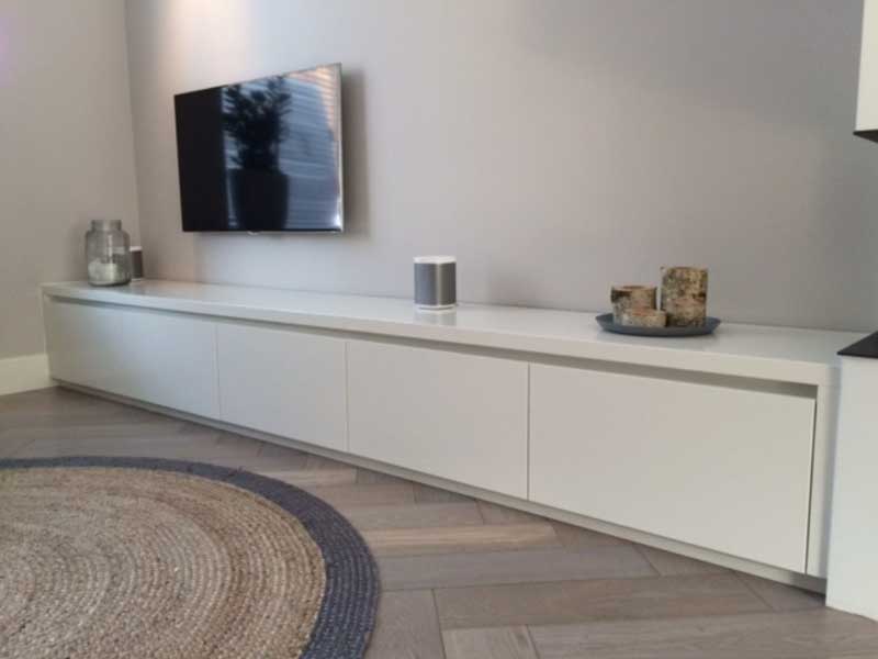 TV kast met komgrepen
