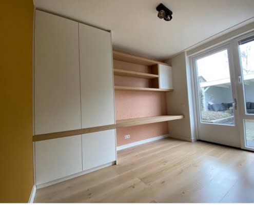 Monteren kast tot plafond