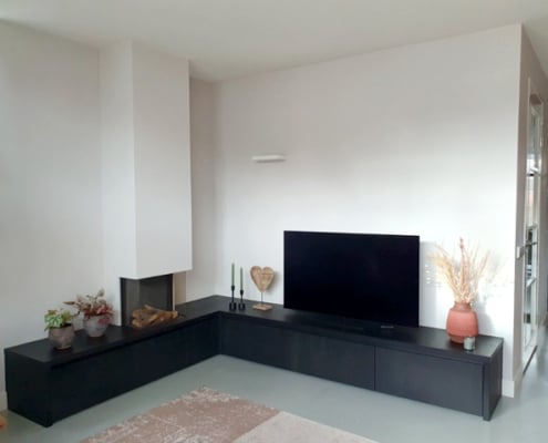 Meubel en maatwerk heeft in Den Dungen een hoekmeubelstuk mogen realiseren welke een tvmeubel en haard met elkaar combineert