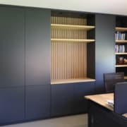 Maatwerk wandkast met latjes verwerkt in achterwand