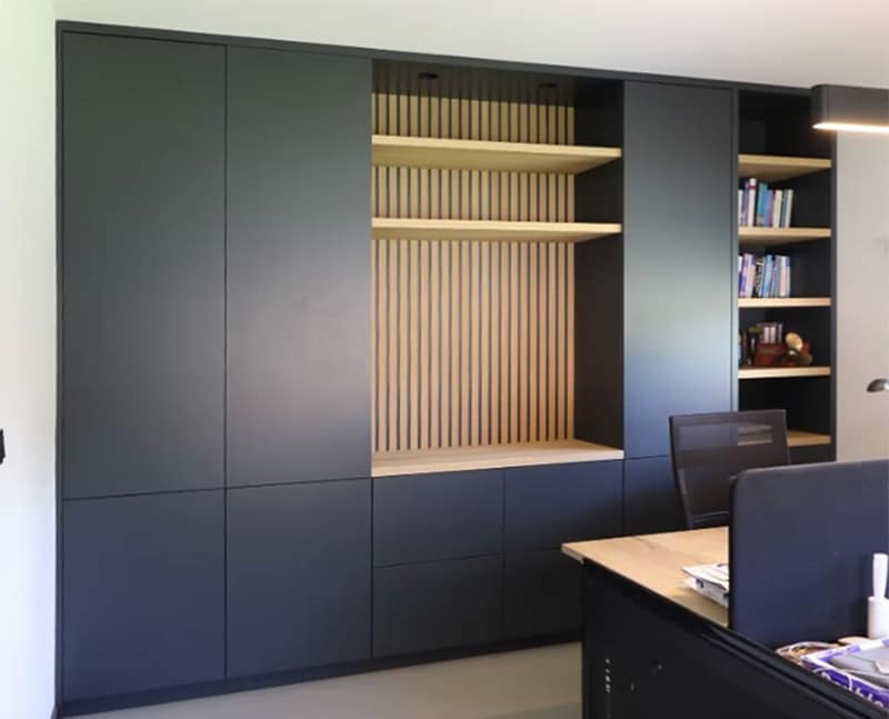 Maatwerk wandkast met latjes verwerkt in achterwand