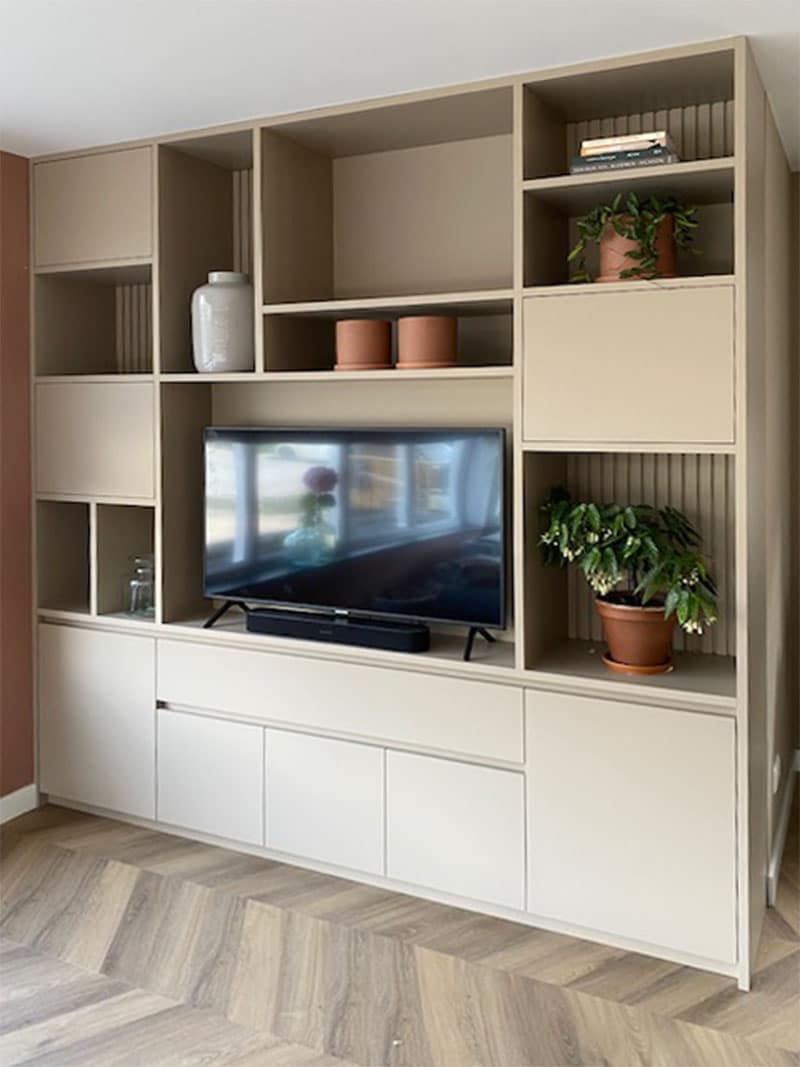 maatwerk wandkast met lattenwand die ook te verwijderen is