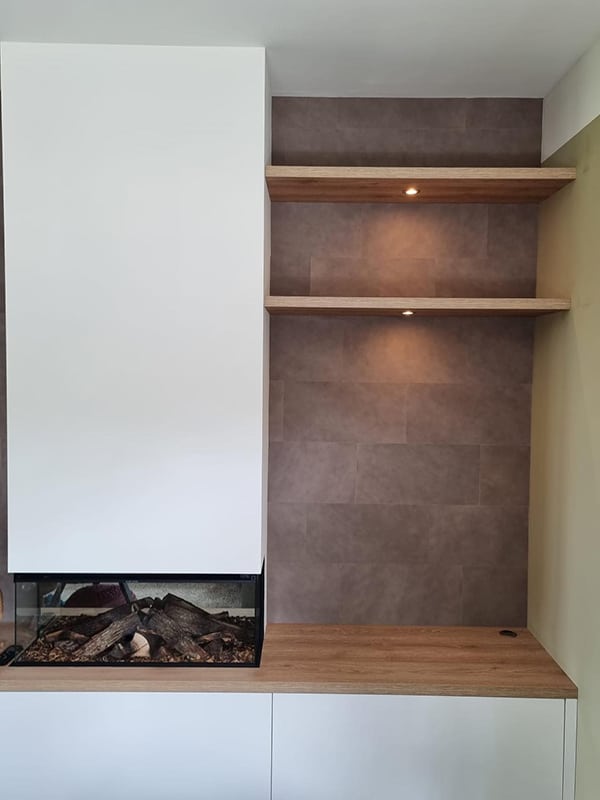 haard met wandplankjes tv meubel zaltbommel meubel en maatwerk Tv-meubel met geïntegreerde haard en wandplankjes in Zaltbommel door Meubel en Maatwerk