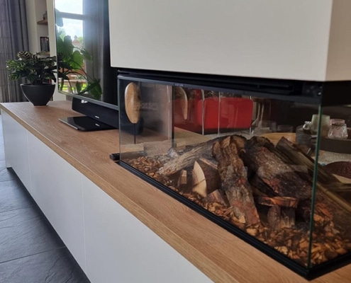 haard tv meubel verlengd zaltbommel meubel en maatwerk Tv-meubel met geïntegreerde haard en wandplankjes in Zaltbommel door Meubel en Maatwerk