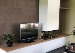 Tv-meubel met geïntegreerde haard en wandplankjes in Zaltbommel door Meubel en Maatwerk