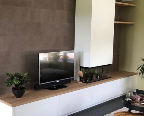 Tv-meubel met geïntegreerde haard en wandplankjes in Zaltbommel door Meubel en Maatwerk
