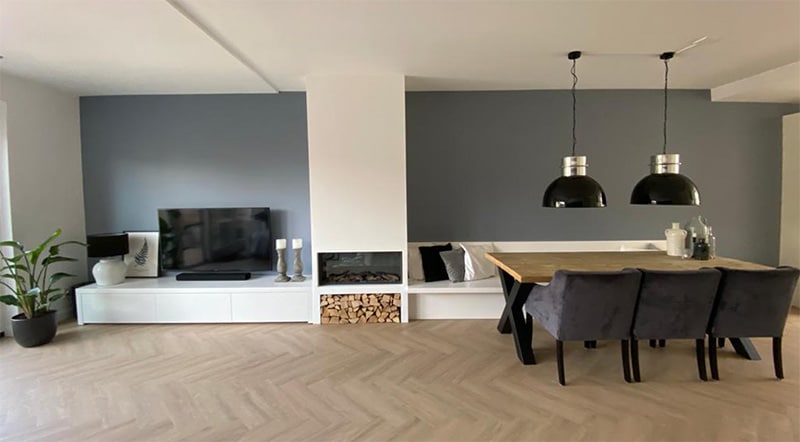 maatwerk wandbank met inbouwhaard en tv-meubel in één.