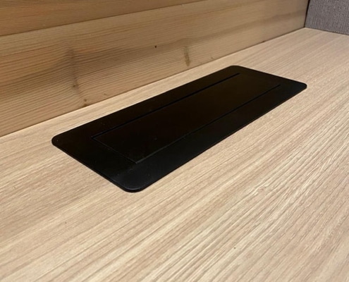 Stekkerdoos in blad verwerkt voor doorvoerpunten