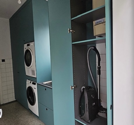 emine-bijkeuken-kast-blauw-droger-wasmachine kast voor stofzuiger in bijkeuken