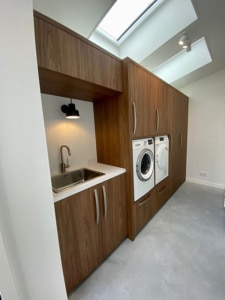 maatwerk bijkeuken kast voor wasmachine en droger in houtlook