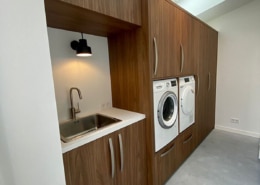 maatwerk bijkeuken kast voor wasmachine en droger in houtlook